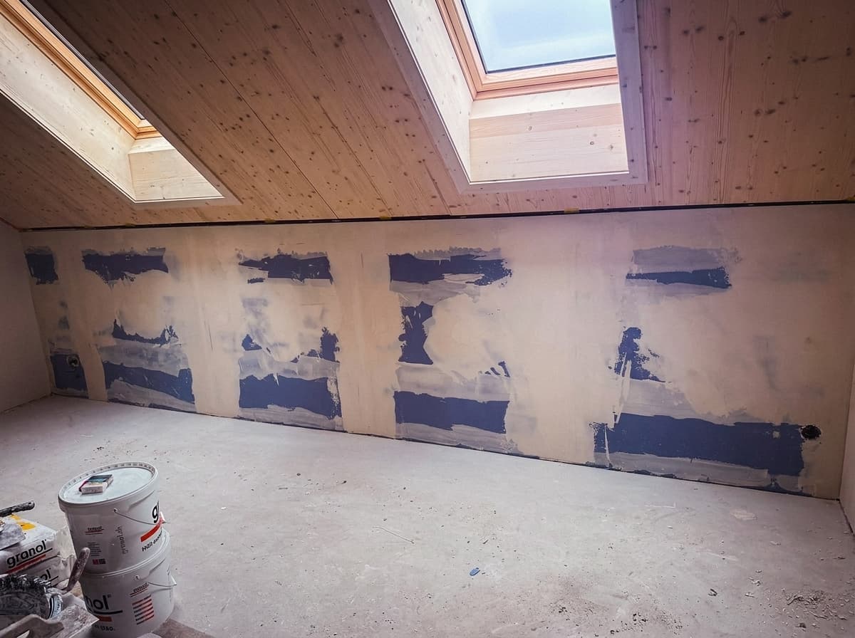 Spachtelarbeiten unter der Holzdecke