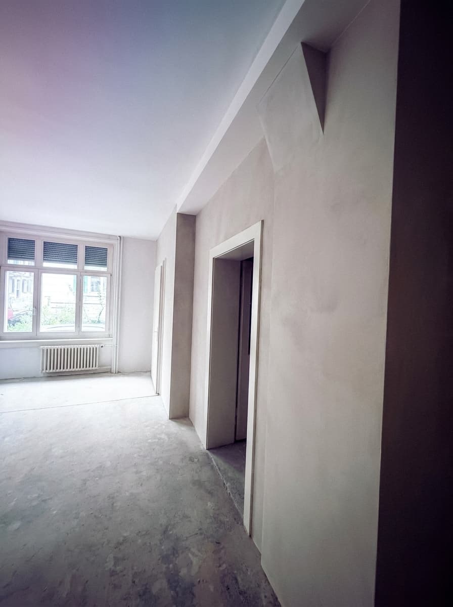 Neu verputzter Altbau-Korridor